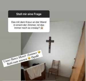 Ein Holzkreuz an der Wand